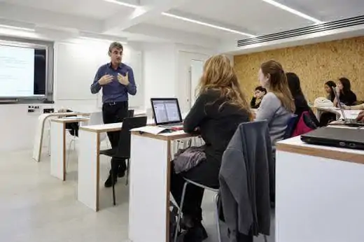 El campus tiene multitud de clases que combinan tecnología y modernidad para proveer a los estudiantes una alta experiencia educativa. 