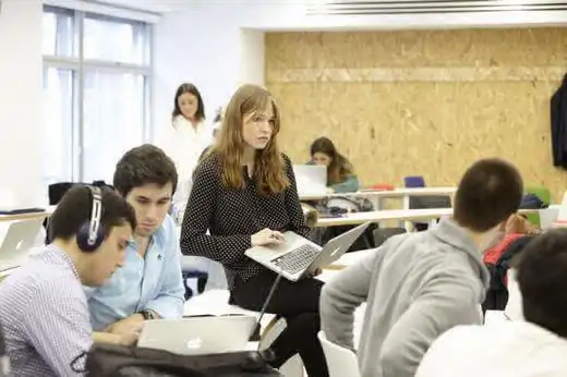 El campus también ofrece pequeñas clases para cursos que ofrecen una interacción profesor-estudiante idónea, o para trabajos en grupo.