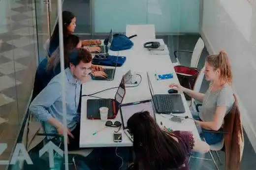 Estas salas de estudio se encuentran en todo el campus y ofrecen al estudiante un espacio para trabajar en proyectos grupales. Cada uno de estos espacios está equipado con una amplia mesa de estudio, acceso a Wi-Fi, numerosos enchufes y una pizarra.