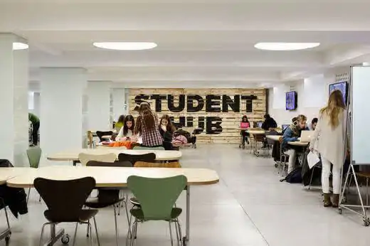 Un espacio moderno con habitaciones de estudio perfectamente adaptadas, equipadas con mesas amplias para permitir a los estudiantes trabajar en proyectos grupales, estudiar para los exámenes, o simplemente hacer diferentes trabajos en una atmósfera idónea. La cafetería adyacente ofrece a los estudiantes un bien merecido descanso con una amplia variedad de sándwiches zumos de fruta natural y por supuesto, café. 