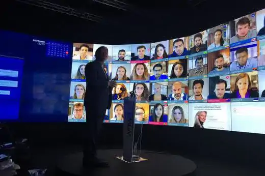 Esta sala futurista combina la excelencia de los profesores de IE con la tecnología más moderna. Las siglas WOW provienen del inglés "Window On the World". Este espacio eleva la experiencia de los estudiantes a través de varios elementos como el uso de inteligencia artificial (IA), simulaciones en tiempo real, análisis de datos, robots interactivos, reconocimiento de expresiones faciales y la presencia de expertos a través de hologramas. En este espacio, se imparten cursos online a estudiantes que conectan desde 130 países. Diferentes escenarios simulados pueden crearse para enseñar a los estudiantes a tomar decisiones bajo presión. Estas simulaciones pueden incluir: lidiar con una crisis económica repentina, definir procesos de producción en un ambiente industrial, negociar situaciones de guerra y resolución diplomática de conflictos entre países, entre muchos otros posibles escenarios. 