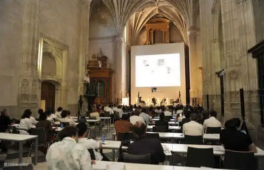 Esta aula acoge celebraciones de diferentes eventos en la universidad, como inauguraciones, graduaciones y más. 