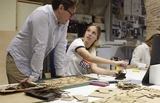 Este laboratorio de manufacturación permite a los estudiantes llevar a cabo diferentes proyectos arquitectónicos utilizando una amplia variedad de herramientas a su disposición. 