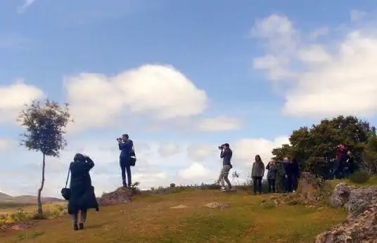 El estudio fotográfico es un espacio en el que estudiantes de comunicación llevan a cabo sesiones de fotos y exploran las diferentes características de la cámara, perspectivas, y más mientras desarrollan sus proyectos.