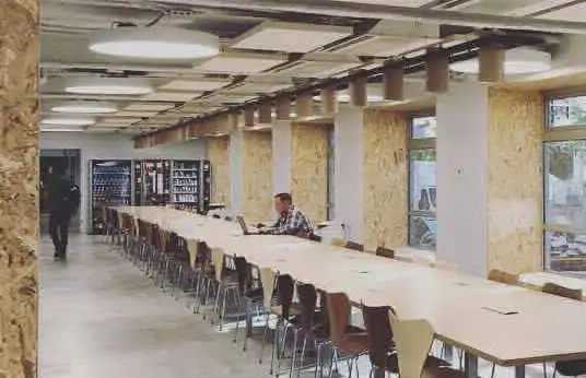 Una de las dos cafeterías del campus, construida cuando la última extensión del convento fue añadida a principios del siglo XX. Una gran variedad de comida casera (también platos vegetarianos) está disponible, así como sándwiches y otras especialidades de la gastronomía española. 