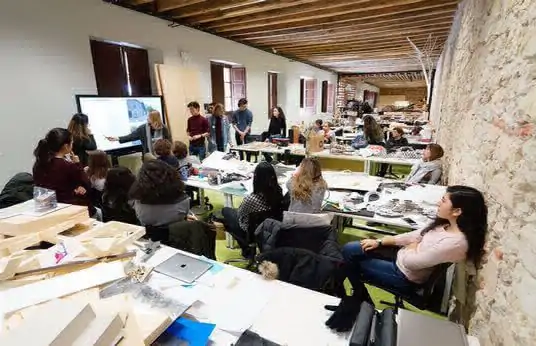 IE University ofrece programas de intercambio por todo el mundo, incluyendo la Escuela de Arquitectura de la Universidad de Brown, Universidad de Arizona, Universidad de los Andes, el Instituto Tecnológico de Monterrey y la Universidad Politécnica de Milán.