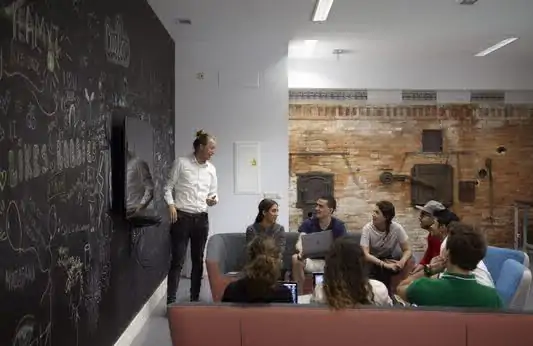 Un lugar de descanso y estudio para estudiantes, equipado con sillas, mesas y una pizarra que permiten trabajar, compartir ideas y desarrollar la creatividad. Esta habitación recibe su nombre de los hornos en el antiguo convento, los cuales todavía se conservan, añadiendo un gran encanto a este espacio donde la tecnología moderna coexiste en armonía con el pasado.