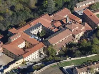 Te ofrecemos un tour virtual por los campus de Segovia y Madrid, donde pasarás los próximos años de tus estudios, independientemente del programa universitario que elijas. Para el campus de Segovia haz click aquí, para el de Madrid haz click aquí.